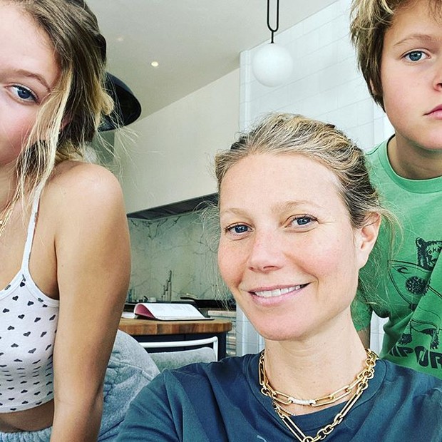 Gwyneth Paltrow posa sem maquiagem ao lado dos filhos (Foto: Reprodução/Instagram)