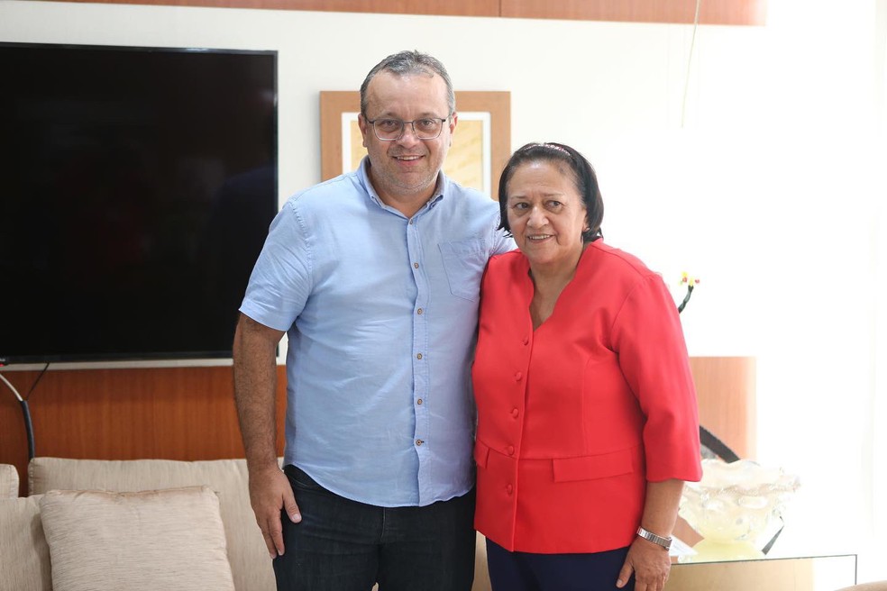 Secretário Alexandre Lima e Fátima Bezerra — Foto: Sandro Menezes