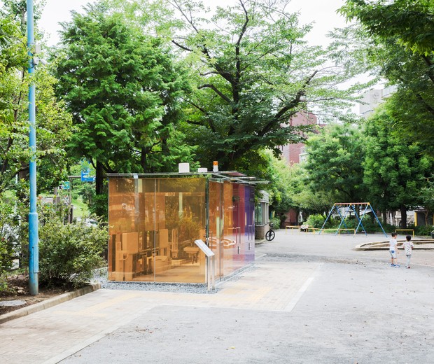 Shigeru Ban projeta banheiros públicos transparentes que ficam opacos quando em uso (Foto: Satoshi Nagare / Divulgação)