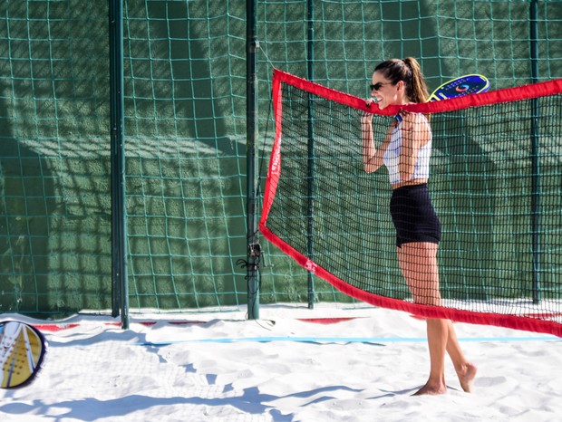 Alessandra Ambrosio treina beach tennis em SP (Foto: Leo Franco/AgNews)