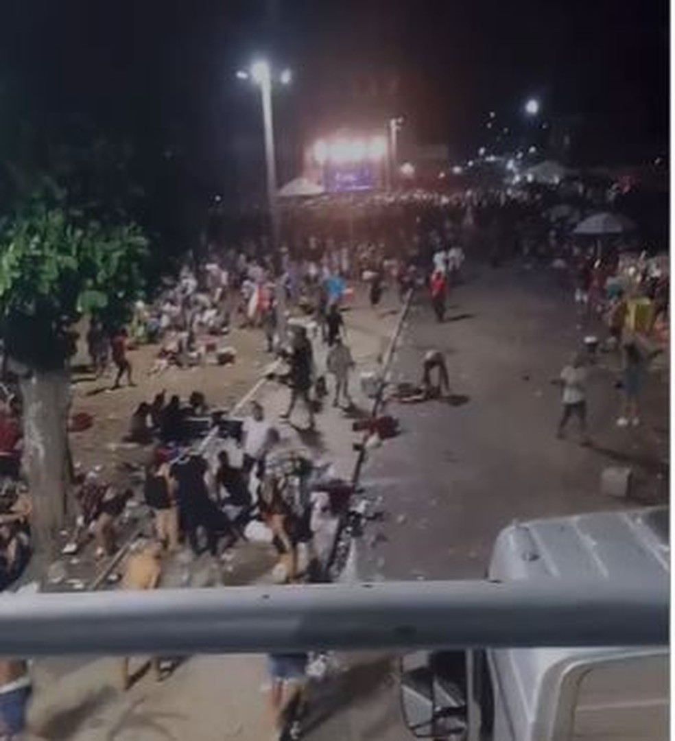 Vídeo mostra várias pessoas no chão após tiroteio em Magé — Foto: Reprodução
