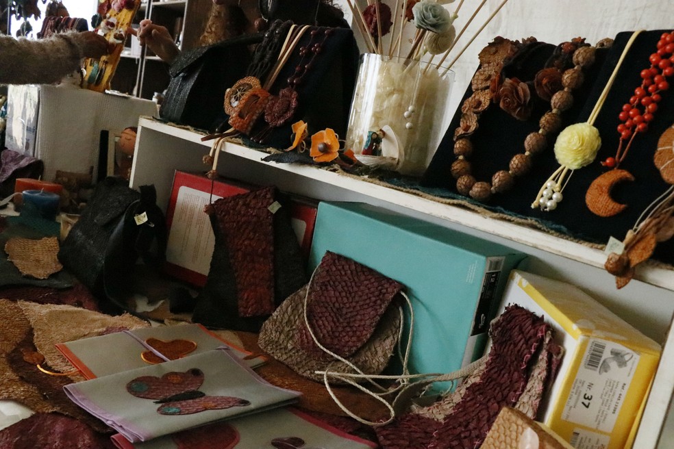 As peças feitas de couro de peixe chamaram a atenção de quem passou pela tenda de artesanato e comida típica montada na Arena principal em Matinhos.  — Foto: Thaís Fernanda Mendes