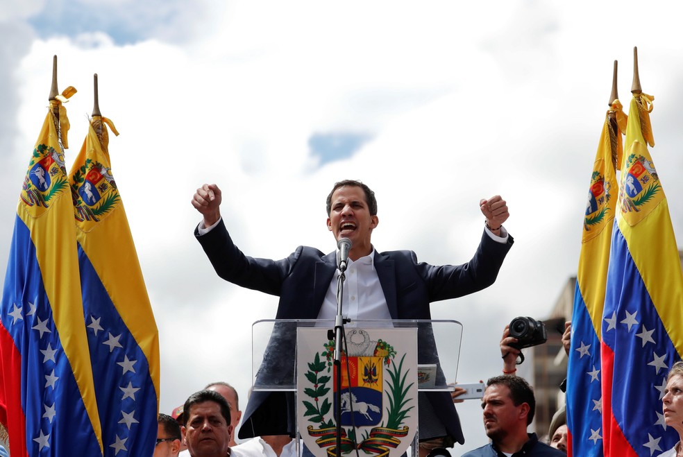 Juan Guaidó discursa para multidão em Caracas e presta juramento como presidente interino da Venezuela — Foto: Carlos Garcia Rawlins/Reuters