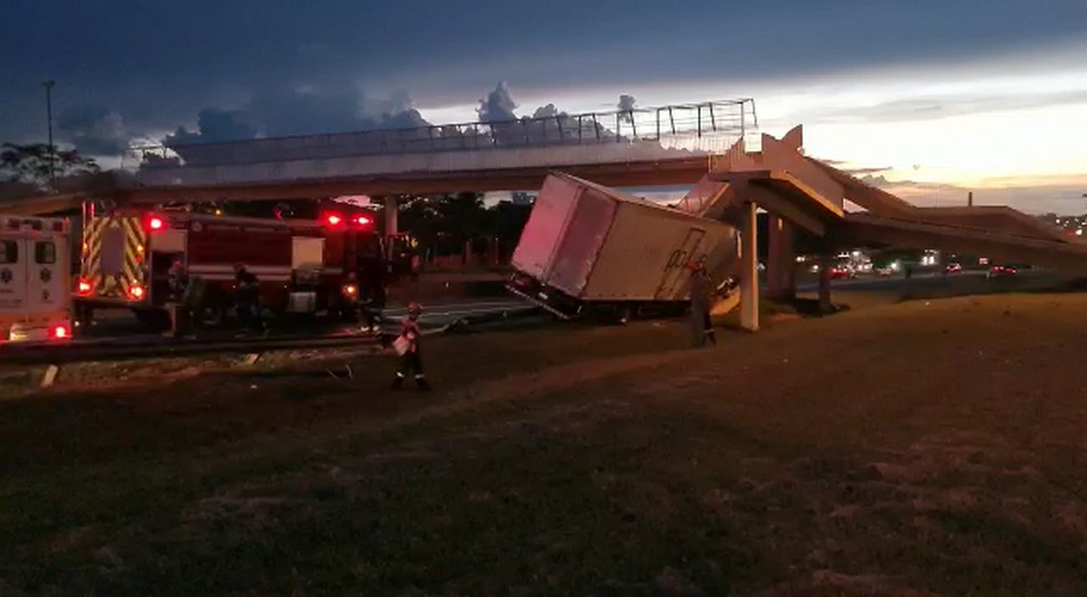 Motorista morre após bater caminhão em pilar de passarela na Rodovia Washington Luís — Foto: Divulgação