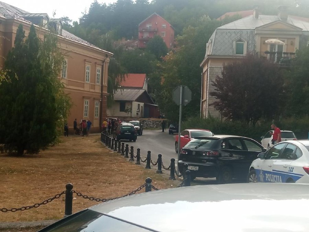 Casas na região de Cetinje, em Montenegro, onde ocorreu ataque com tiros — Foto: RTCG/Reprodução