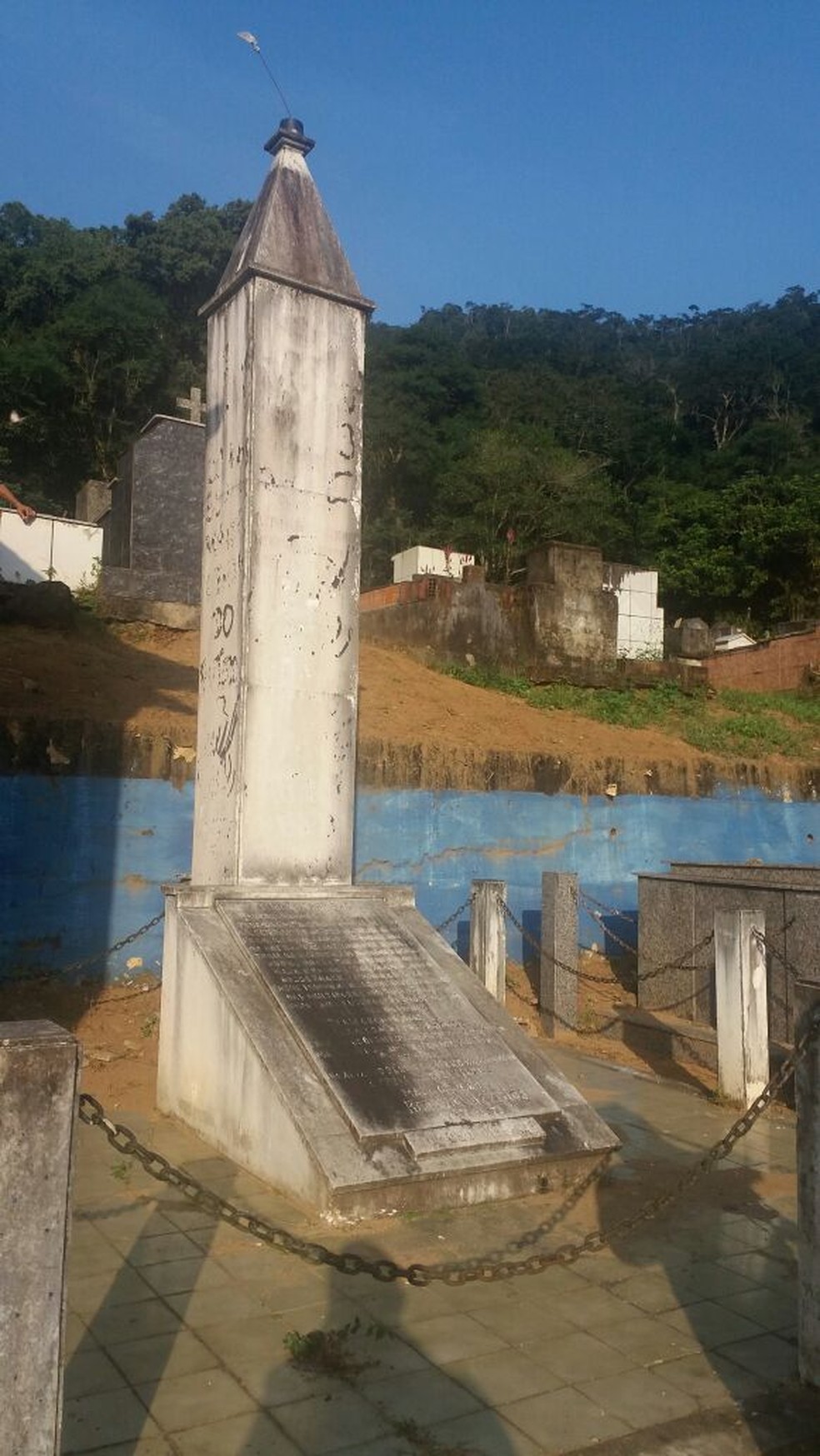 Memorial em que pode estar corpo de Garrincha apresenta péssimo estado de conservação (Foto: Davi Barros)