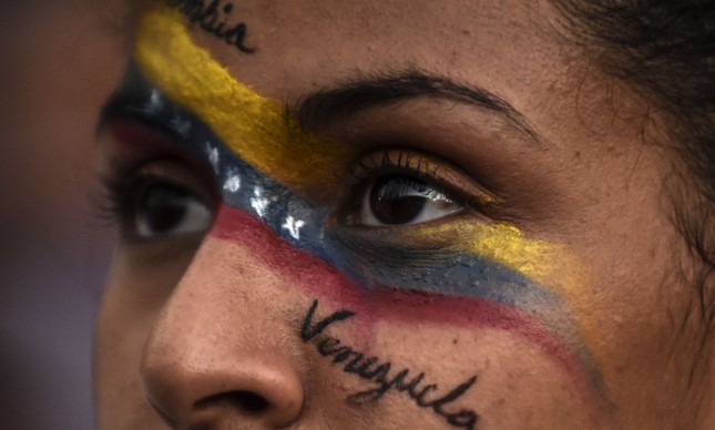 Manifestante participa de ato contra Maduro em Medellín