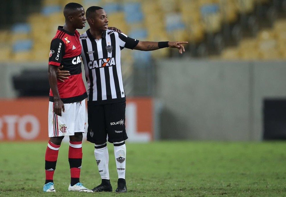 Vinicius Junior ao lado do ídolo Robinho  (Foto: Reprodução)