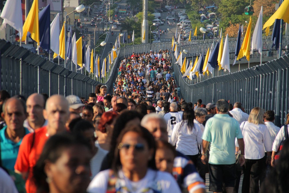 Fiéis lotam o Santuário Nacional de Aparecida no Dia da Padroeira em Aparecida, no interior de São Paulo (Foto: Carlos Santos/G1)