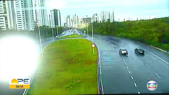 Motorista perde o controle, capota e derruba poste em via expressa na Zona Sul do Recife