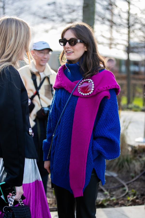 LONDON, ENGLAND - FEBRUARY 17: A guest is seen wearing blue knit outside Christopher Kane during London Fashion Week February 2020 on February 17, 2020 in London, England. (Photo by Christian Vierig/Getty Images) (Foto: Getty Images)