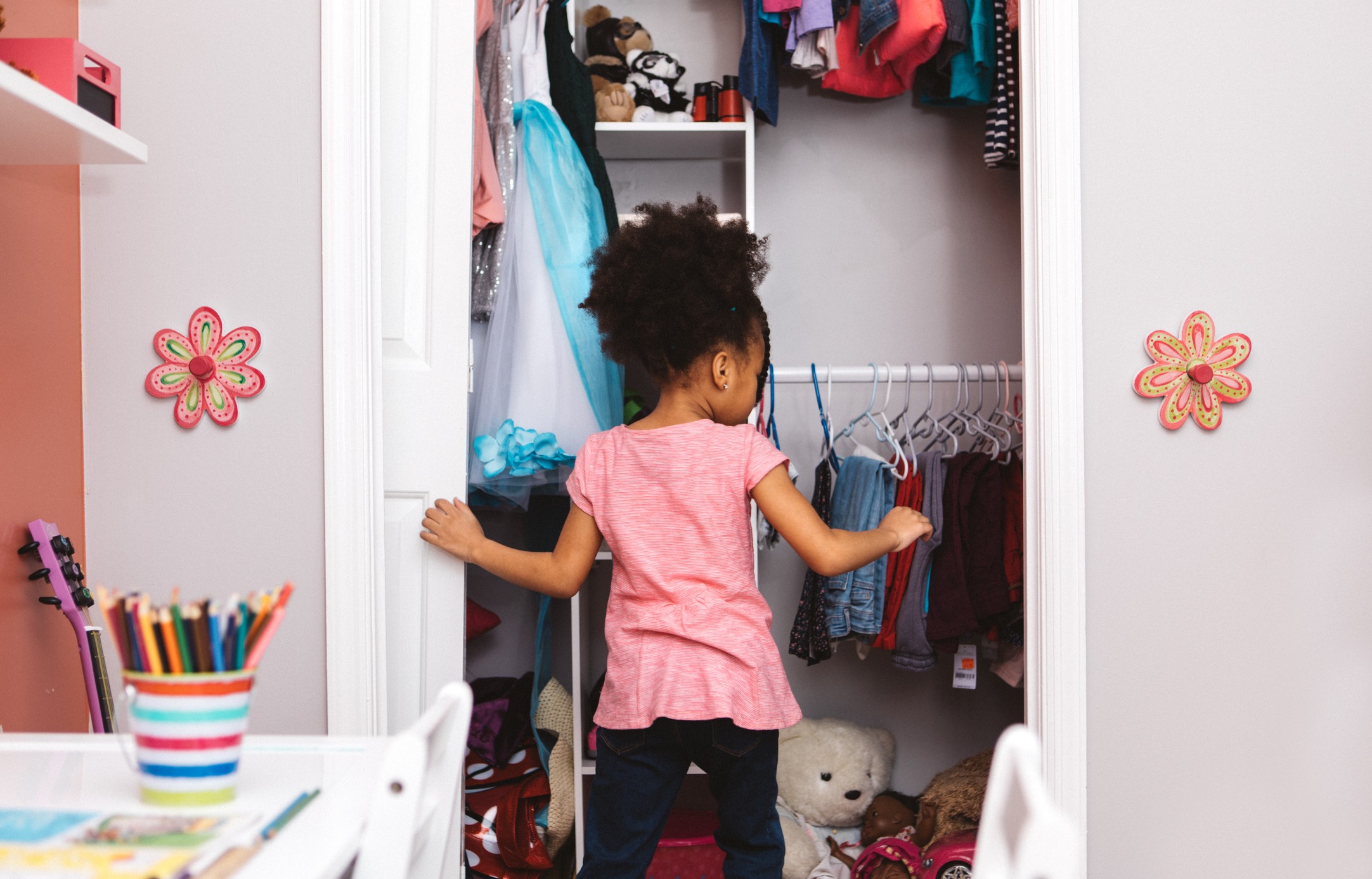 Uma das características do quarto montessoriano é contar com guarda-roupa e estantes de brinquedos na altura da criança. (Foto: Getty Images)