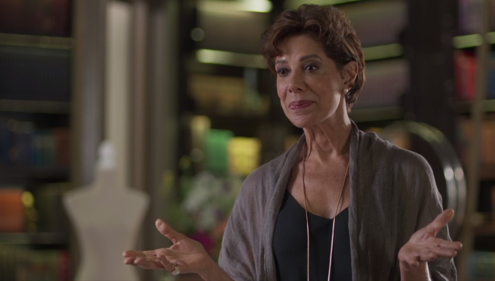 Vera (Angela Vieira) propõe dividir a conta do jantar — Foto: Globo