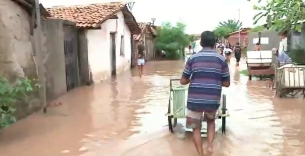Mais de 200 famílias ficaram desabrigadas após chuvas em Teresina, diz Defesa Civil — Foto: TV Clube