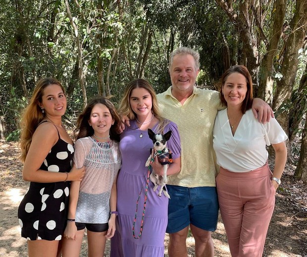 Bárbara Evans com as irmãs, o pai e a madrasta (Foto: Reprodução/Instagram)