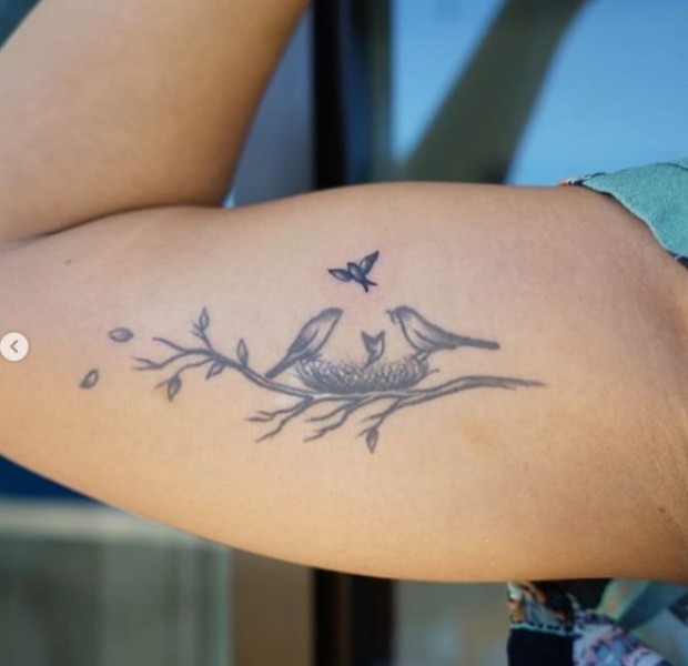 Alinne Prado faz tatuagens após sofrer aborto (Foto: Reprodução Instagram)