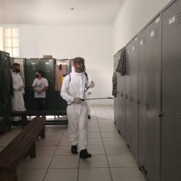 Homens do Exército Brasileiro ajudam a limpar seções eleitorais para eleições de domingo (15) — Foto: Ascom/Depasa