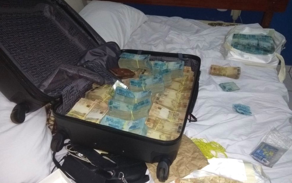 Polícia investiga origem de R$ 815 mil encontrado dentro de mala em hotel de Corumbaíba (Foto: Polícia Militar/ Divulgação)