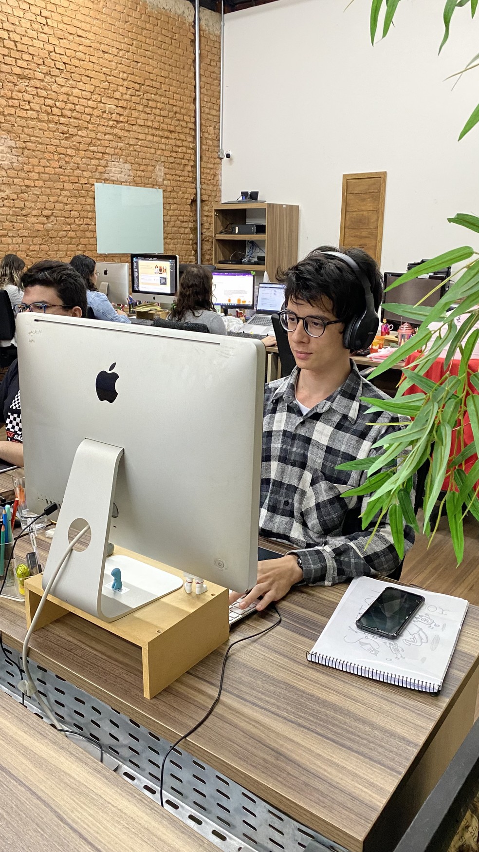 O designer gráfico Rodrigo Augusto, de 24 anos, que trabalha na empresa NovaHaus, gosta de ter as quartas-feiras livres e diz que isso ajuda na criatividade: "Um respiro no meio da semana ajuda a clarear as ideias" — Foto: Divulgação