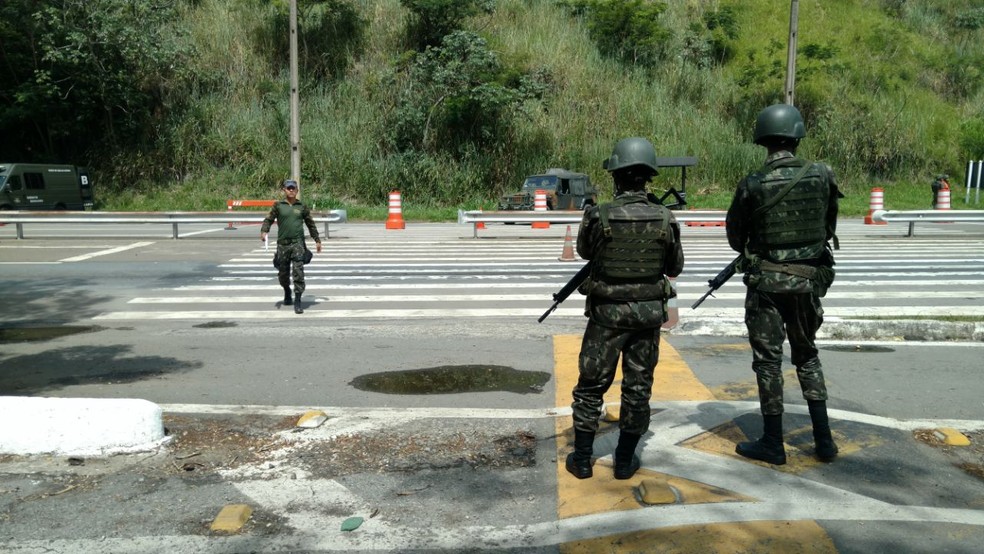 Operação militar acontece também na Lúcio Meira (Foto: Vinícius Ferreira/TV Rio Sul)