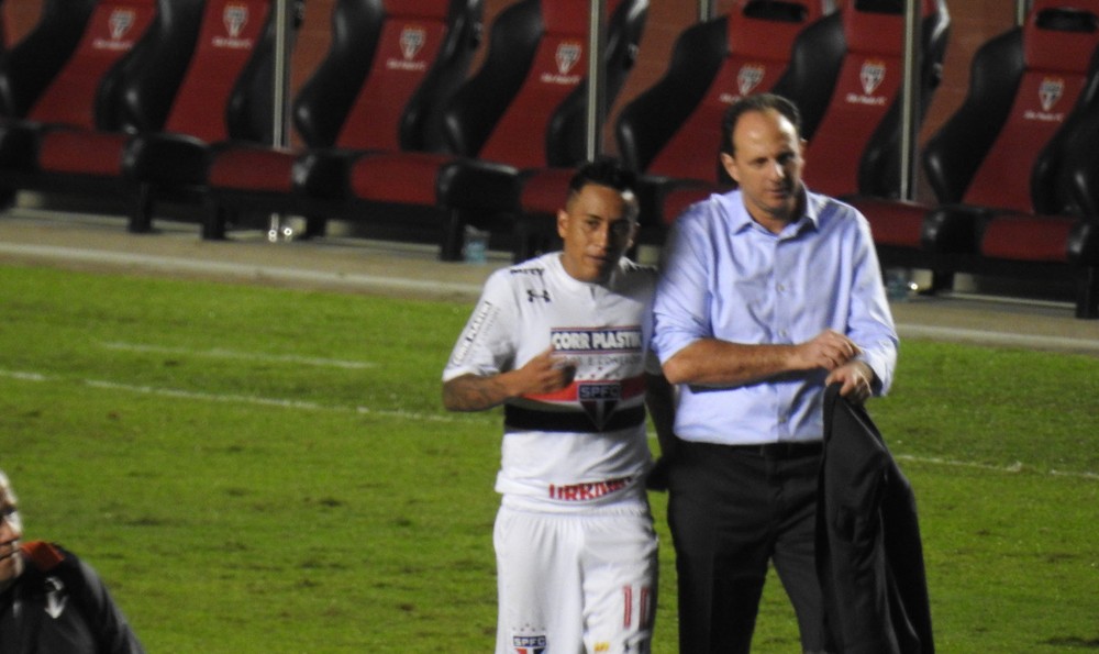 Cueva divide torcida, gesticula ao sair de campo e bate papo com Ceni no final do jogo
