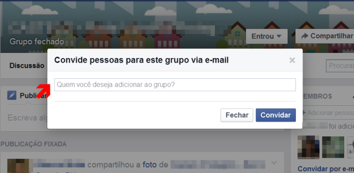 Convidando um contato por e-mail para participar do grupo do Facebook (Foto: Reprodução/Lívia Dâmaso)