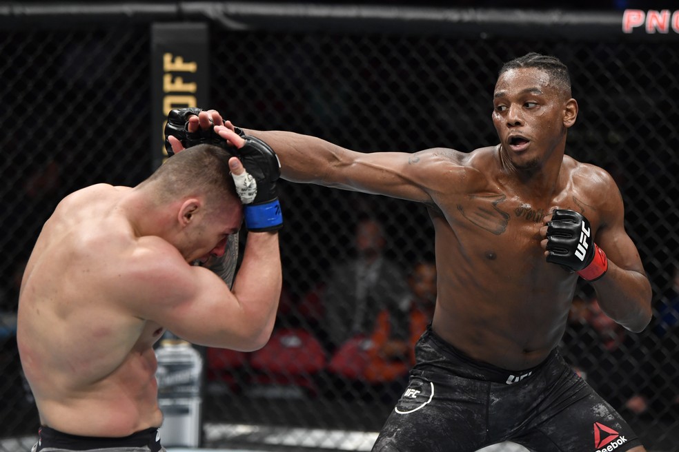 Jamahal Hill lança um golpe contra Darko Stosic no UFC Raleigh — Foto: Getty Images