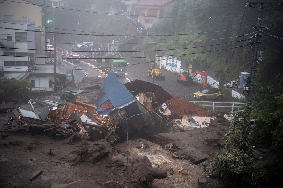 Destroços de casas destruídas por deslizamento de lama em Atami, em 3 de julho de 2021 — Foto: Charly Triballeau / AFP