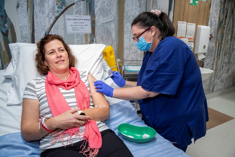 Voluntária recebe vacina em testes da Covid-19 em Brisbane, na Austrália, em 2020 — Foto: AAP Image/University of Queensland Pool, Glenn Hunt via Reuters