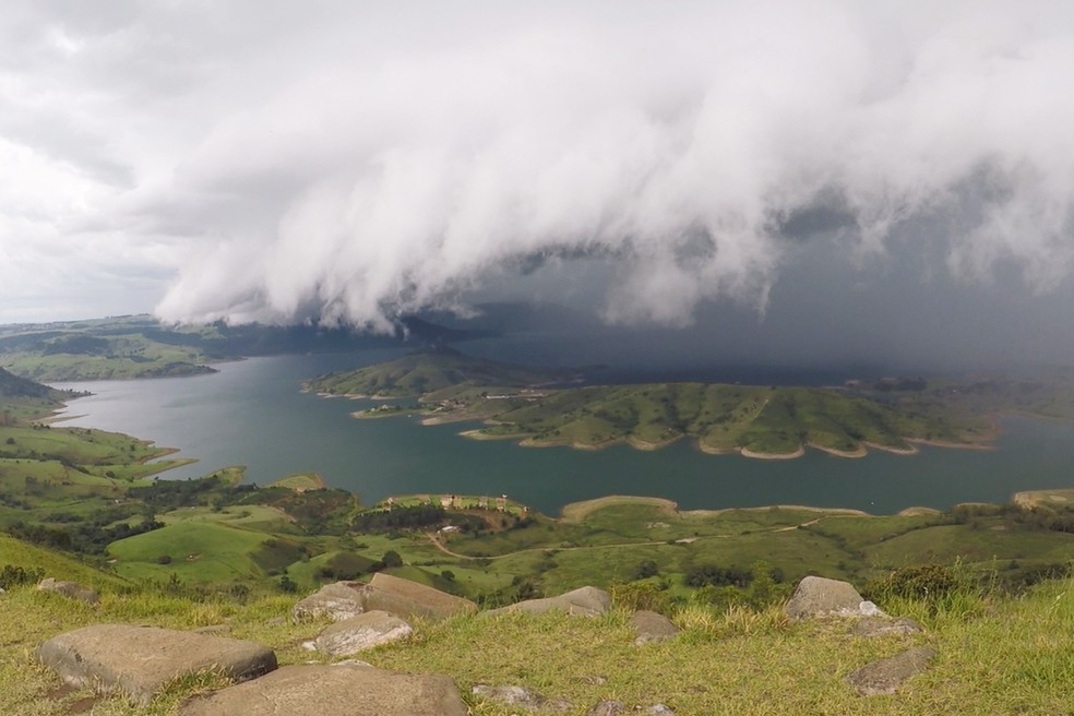 Mesmo com as nuvens muito próximas e a tempestade se formando a paisagem estava incrível.  — Foto: Keila Kubo