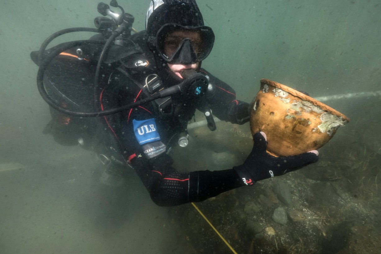Arqueólogos marinhos encontram artefatos no lago Titicaca, na BolÃvia (Foto: Teddy Seguin)