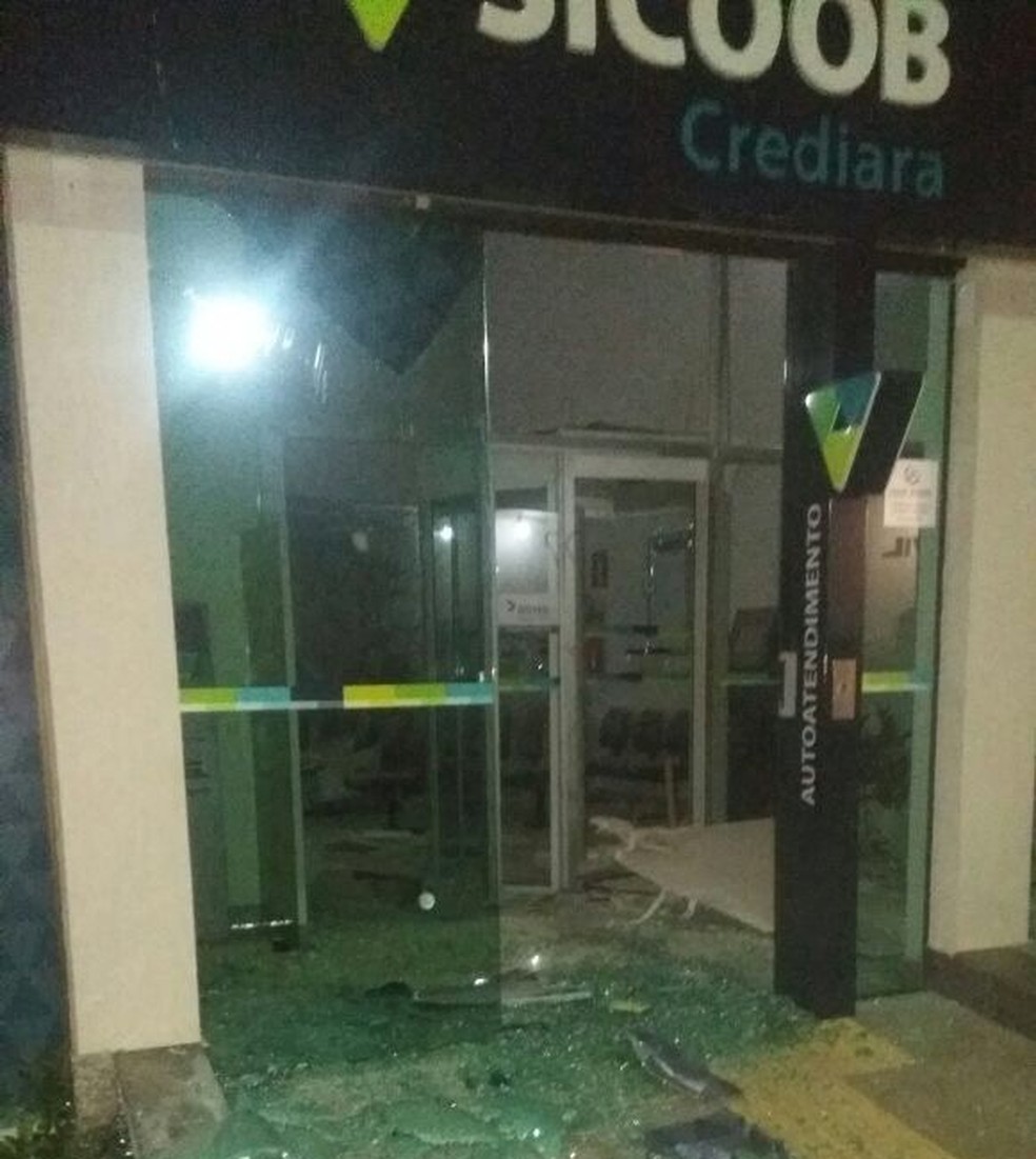 Criminosos explodiram caixas eletrônicos e balearam um militar que estava de folga em Morro do ferro (Foto: Polícia Militar/Divulgação)