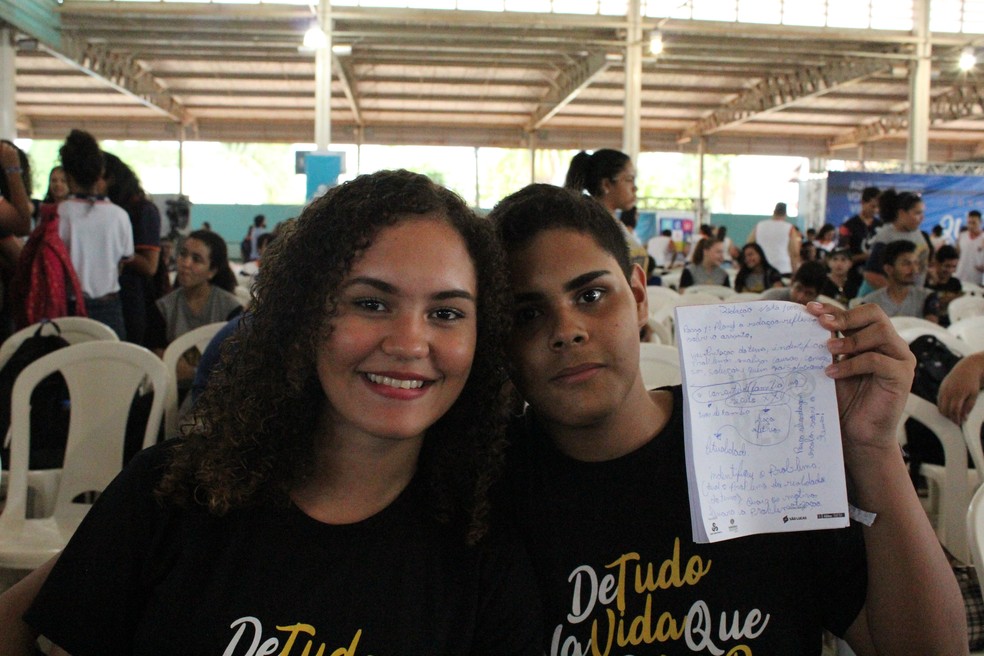 Maria Fernanda e seu amigo Davi Borges exibem encheram um bloco de notas com dicas durante a 3ª edição do Aulão na Rede, em Porto Velho. — Foto: Pedro Bentes/G1