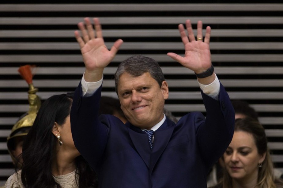 Tarcísio de Freitas (Republicanos) acena ao ser empossado como governador de São Paulo