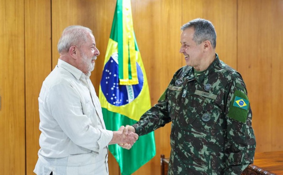 O presidente Lula com o novo comandante do Exército, general Tomás Miguel Ribeiro Paiva