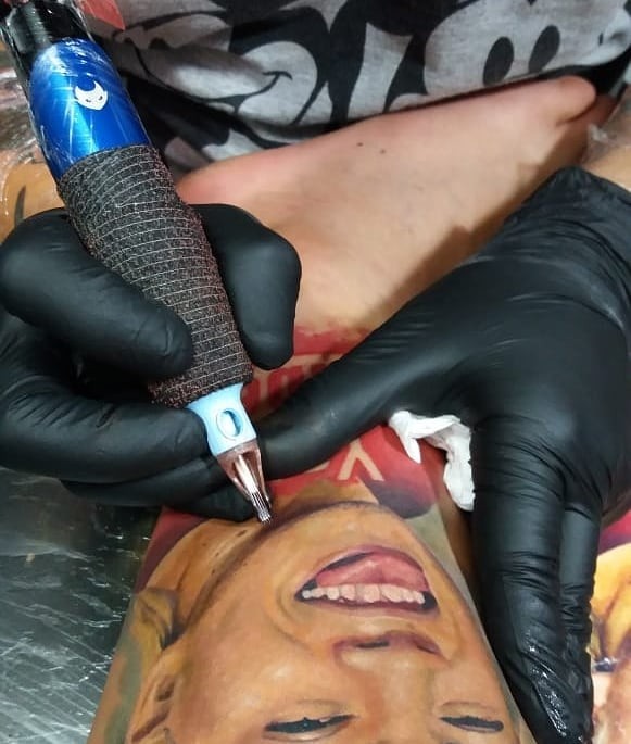 Fa Tatua Rosto De Whindersson Nunes Na Perna E Divide Opinioes Revista Glamour Celebridades