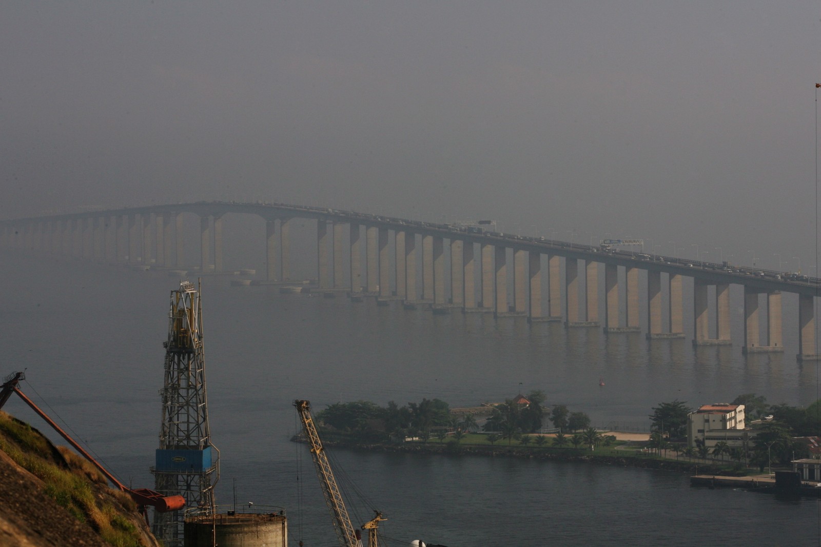 Em dia de ressaca, neblina encobre a Ponte Rio-Niterói — Foto: Berg Silva/27-05-2008