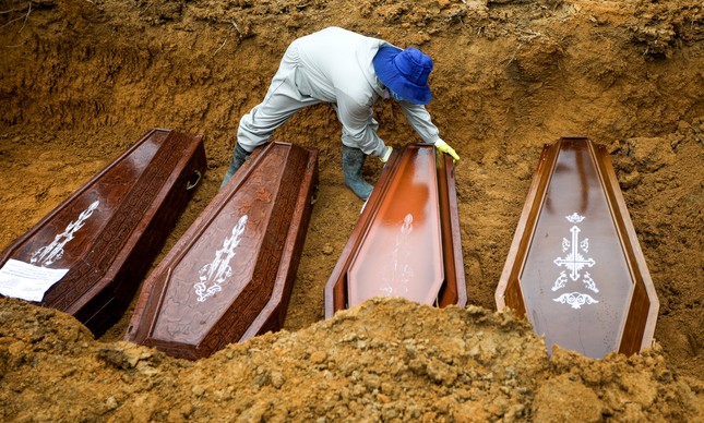 Enterro de vítimas do coronavírus no cemitério Parque Taruma, em Manaus
