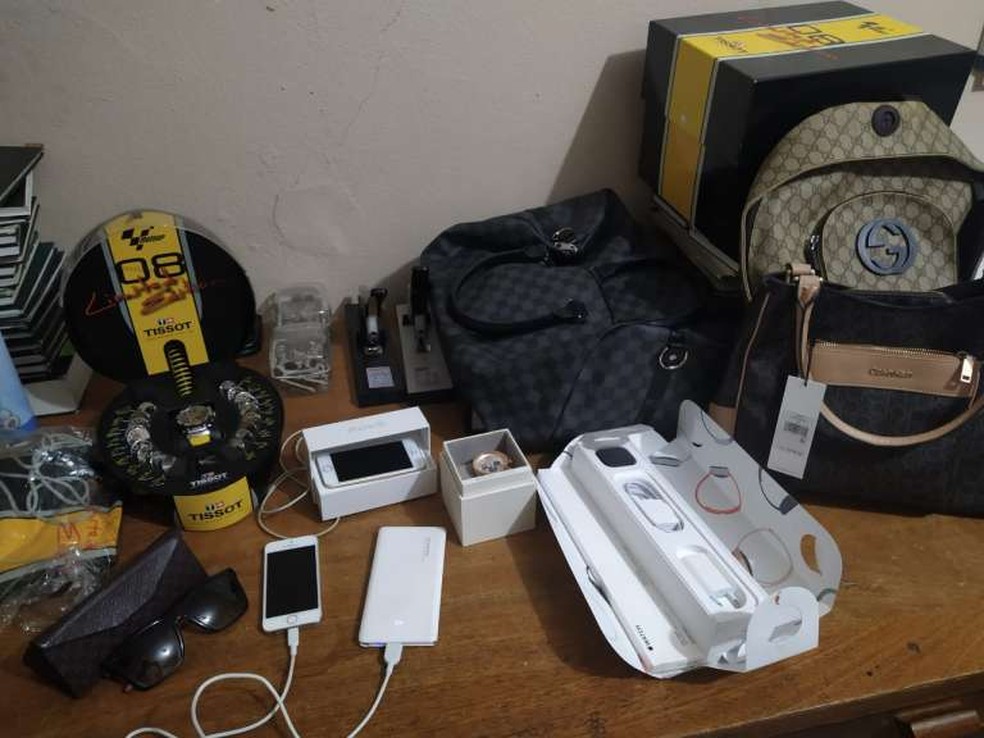 Com o suspeito foram encontrados e apreendidos diversos eletrônicos e comprovantes de mercadorias — Foto: Divulgação/Polícia Ciivl
