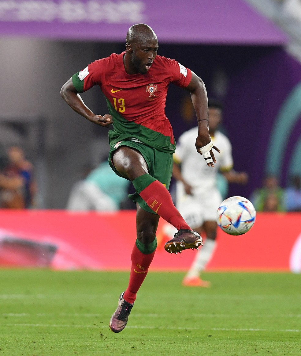 Danilo Pereira em ação no duelo entre Portugal e Gana pela Copa do Mundo do Catar 2022 — Foto: REUTERS/Jennifer Lorenzini