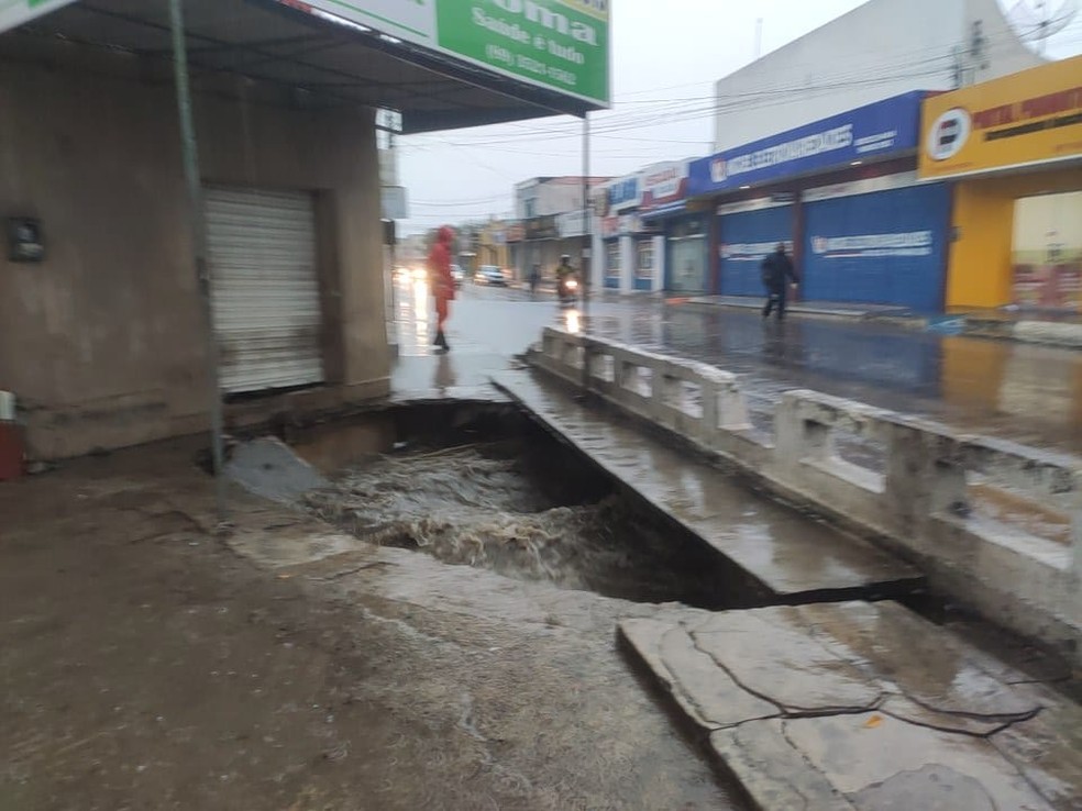 Chuva em Floriano, PI, causa alagamentos e cratera se abre em avenida — Foto: Reprodução