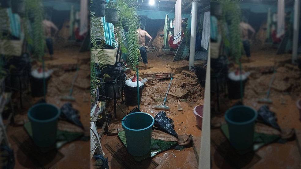 Cano da Sanepar estoura e destrói casa em Araucária — Foto: Arquivo Pessoal/Elisa Soares