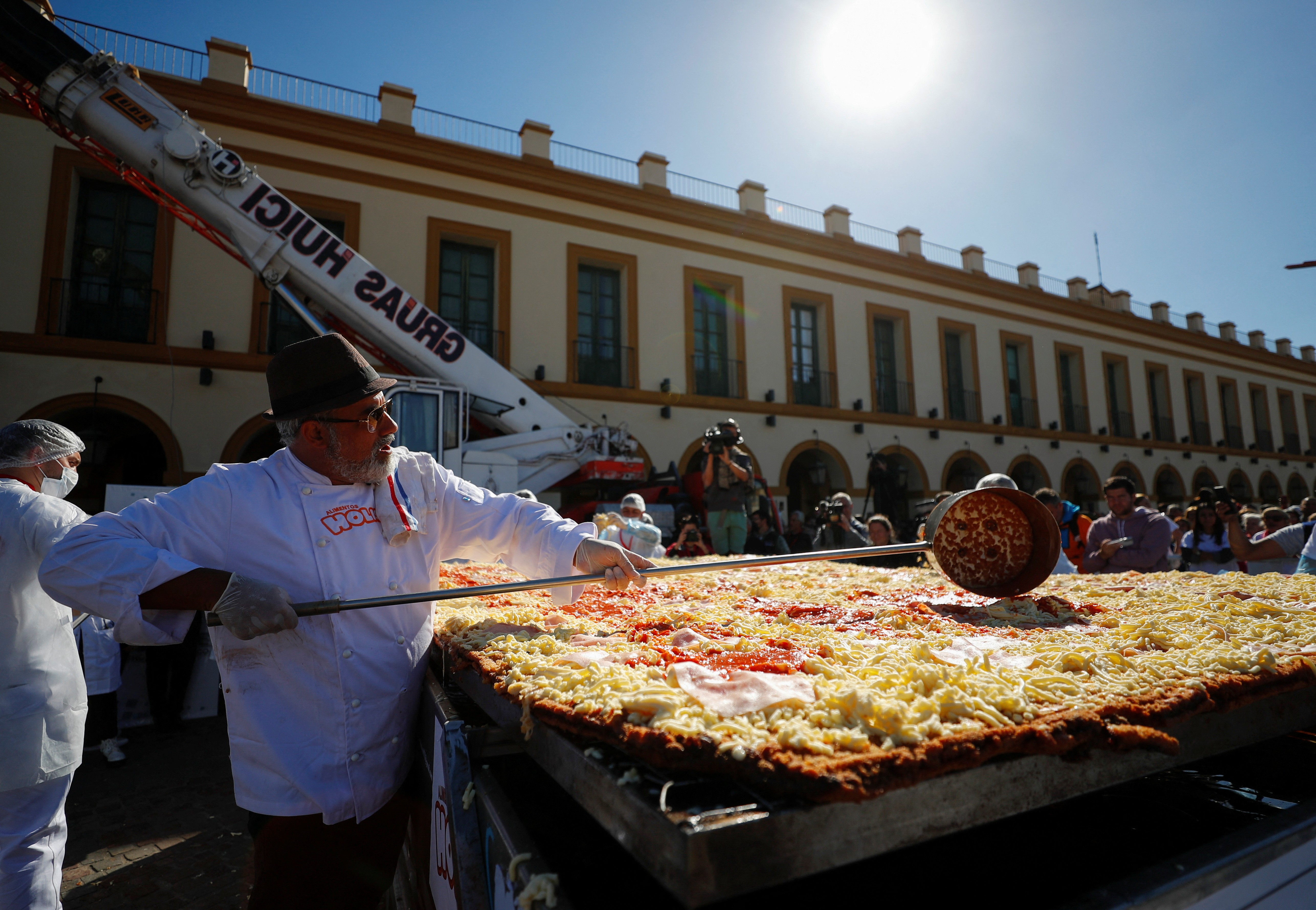 Argentinos cozinham bife à milanesa de 900 kg e dizem que é o maior já feito no mundo; veja vídeo