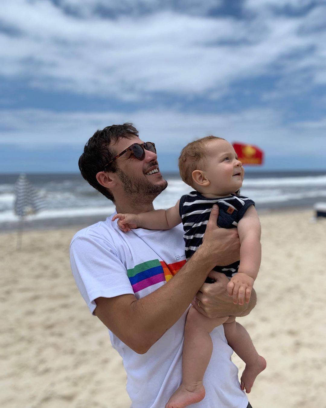 Jayme Matarazzo posa com o filho em praia e fala sobre paternidade (Foto: Reprodução / Instagram)