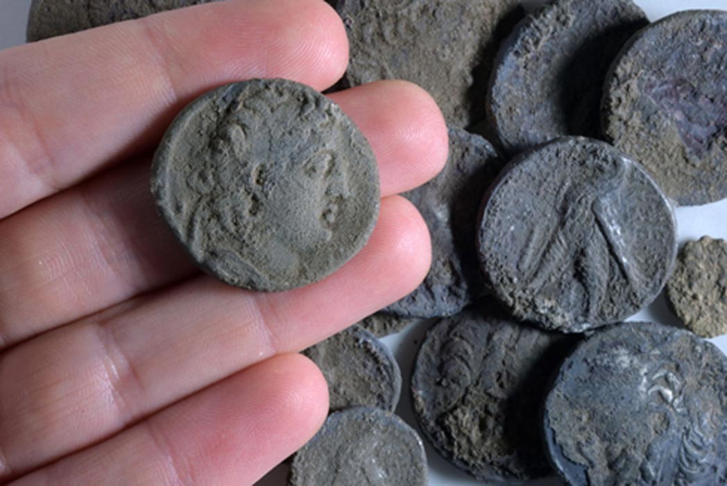 Dezesseis moedas foram encontradas em ruínas israelenses (Foto: Divulgação)