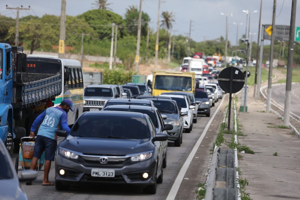 Saídas de Fortaleza têm fiscalização para evitar que pessoas viajem para celebrar carnaval — Foto: José Leomar/SVM