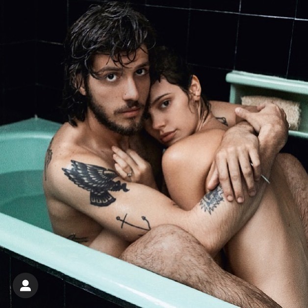 Na banheira, Laura Neiva se declara para Chay Suede (Foto: Reprodução Instagram)