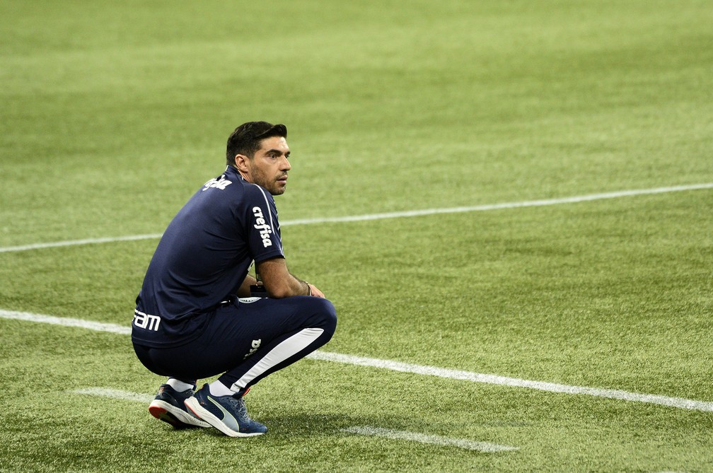 Abel Ferreira na rea tcnica durante a partida contra o River Plate, pela semifinal da Libertadores  Foto: Marcos Ribolli