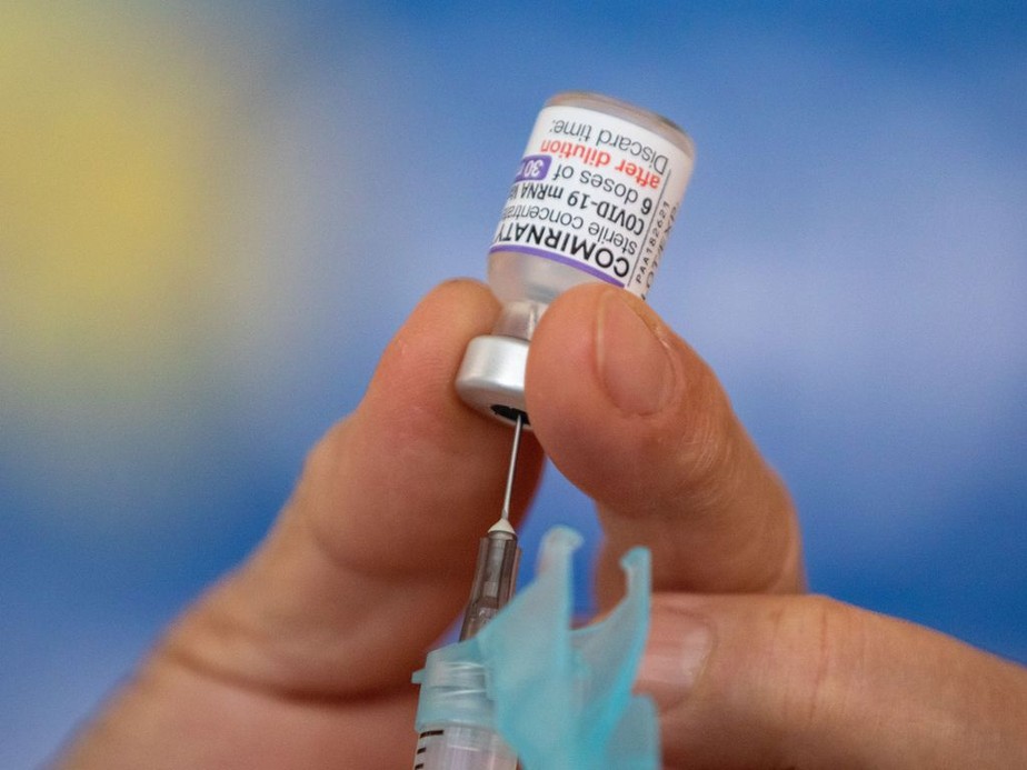 Vacina bivalente reduz em 68% risco de morte de idosos por Covid-19