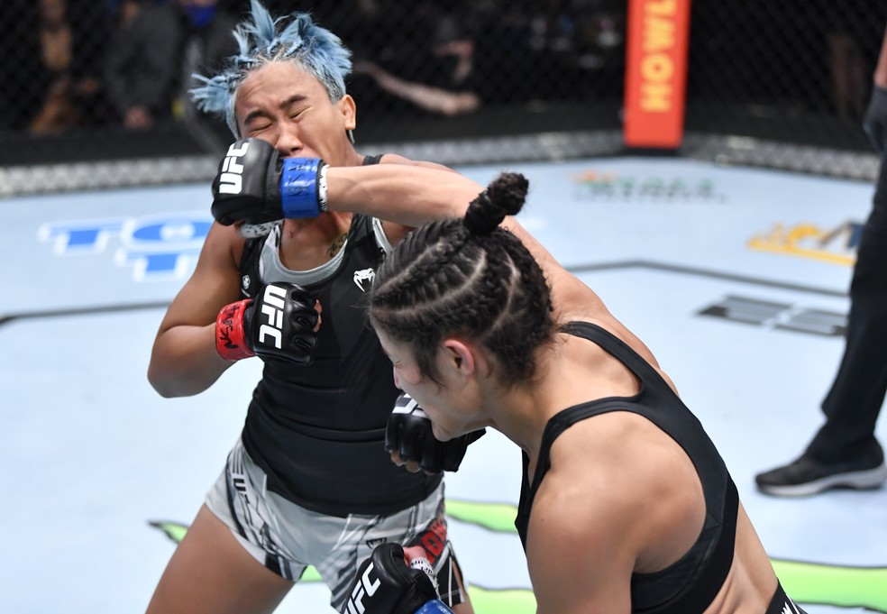 Lupita Godinez acerta golpe em Loma Lookboonmee no UFC Vieira x Tate — Foto: Getty Images
